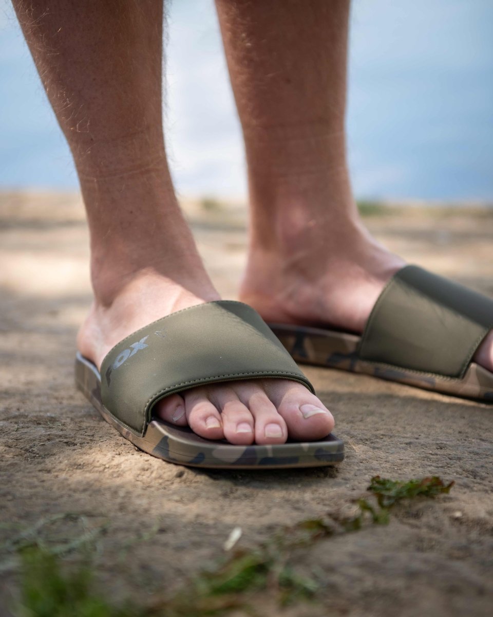 Chanclas Fox Sliders Caqui/Camo - Tienda Carpfishing