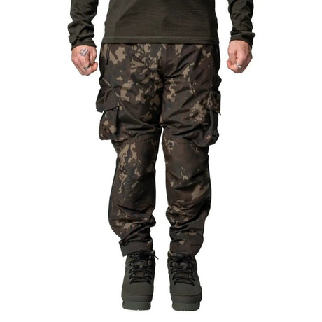 Pantalón Nash Impermeable ZT Helluva Camo - Tienda Carpfishing