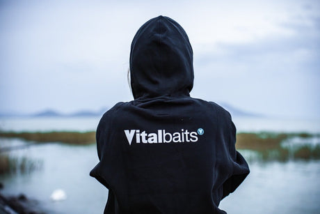 Sudadera Vitalbaits Azul con capucha - Tienda Carpfishing