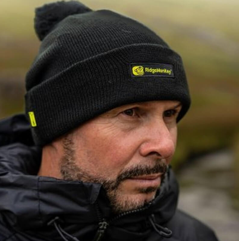 Gorro Ridge Monkey Apearel Negro con bola - Tienda Carpfishing