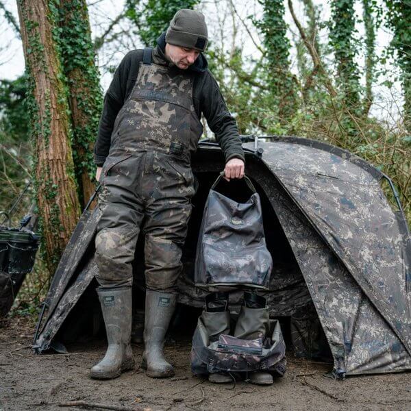 Bolso para botas y vadeador Nash Camo - Tienda Carpfishing