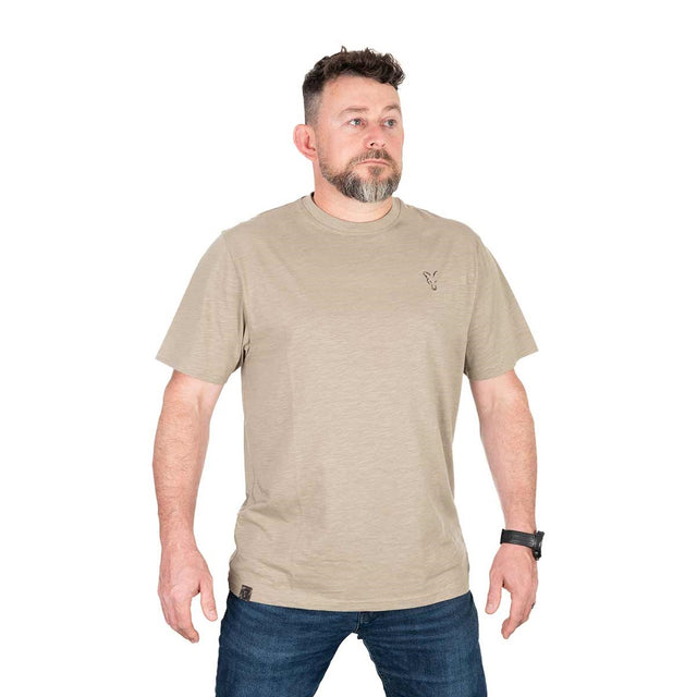 Camiseta Fox LW Print T Caqui - Tienda Carpfishing
