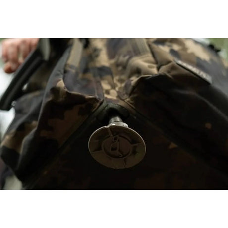 Macuto Korda Compac Framed Dark Kamo S - Tienda Carpfishing