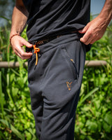 Pantalón Fox Classic Joggers Negro y Naranja - Tienda Carpfishing