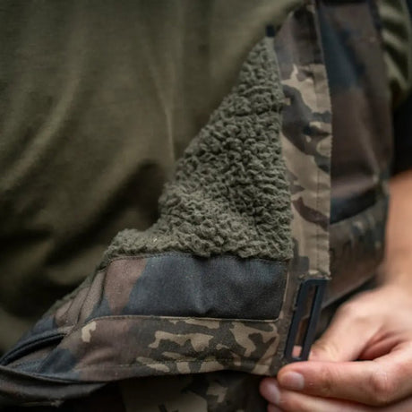 Peto Impermeable Nash ZT Helluva Camo - Tienda Carpfishing