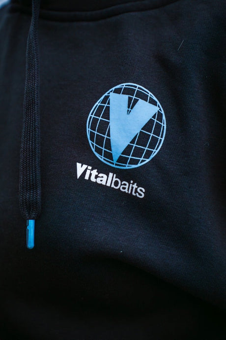 Sudadera Vitalbaits Azul con capucha - Tienda Carpfishing
